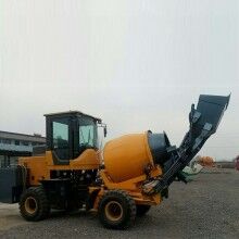 湖北麻城房屋建筑自上料混凝土攪拌車(chē) 精確稱(chēng)重系統(tǒng) 定量液壓供水系統(tǒng)