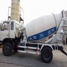 河南攪拌罐車生產(chǎn)廠家，億立實業(yè)4m3混凝土罐車專賣